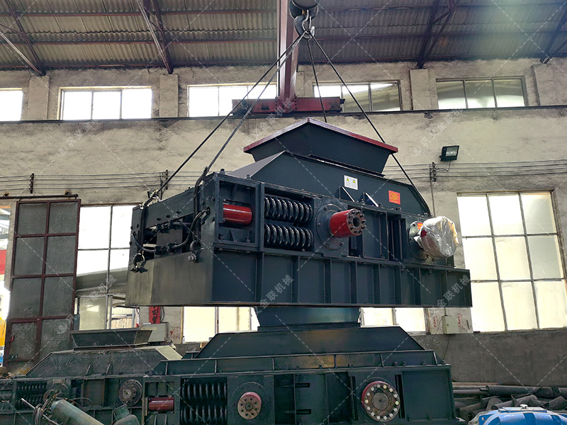 1000x700型直連式液壓對輥制砂機(jī)發(fā)貨圖片